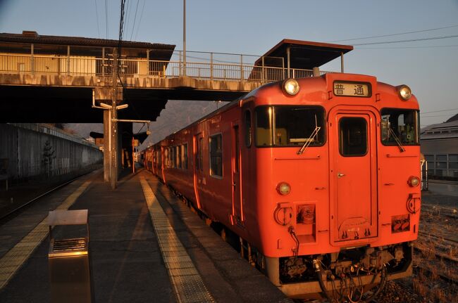 2018年2月16日から18日にかけて、おとなびパスを使って鉄道旅行してきました。<br /> 第一目的は、2018年3月限りで廃止される三江線の駅めぐりをすること、三次でレンタカーを借りました。<br /> 残念ながら、三次-浜原は雪の影響等で運休となっていましたが、今回は車で回る駅めぐりなので。(笑)<br /> 2日めは早起きして、まず可部線に乗ってから芸備線で三次駅へ向かいます。