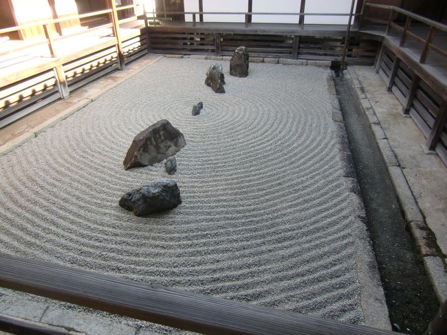 毎年京都を訪れる様になって、16年目、21回目になります。2泊3日から14泊15日まで延べ京都滞在日数は今回で135日間。でも、まだまだ奥は深いですね。だんだん無理がきかなくなってきたので、のんびりペースの滞在にしたいと思ったのですが…いかに。<br /><br />第52回目“京の冬の旅”非公開文化財特別公開～秘められた京の美をたずねて～のテーマは「明治維新150年記念」と「西郷隆盛」。<br />2016年以来の冬の上洛です。<br />“京の冬の旅”の気に入っているのは、先ず、人が少ない。ゆったり楽しめます。特別公開の説明が、充実している。スタンプラリーがある。と言ったところでしょうか。<br />もちろん他にも楽しみます。大阪の友人と一日京都を巡ります。<br />愛知に住む次男に京都の美味しい食を紹介、大人になって初めての母息子旅。<br />そして京都のグルメを通のＭさんから紹介してもらうこと。<br />そんなこんなで、大いに楽しみました。