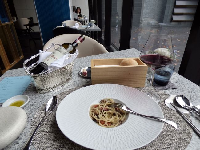 今回のテーマは、イタリア料理を楽しむことです。<br /><br />そこで、チェックインしたオーナーレセプションでイタリア料理 マレッタの席を予約し、エクシブ湯河原離宮パブリック棟1階のレストラン街を訪ねます。<br />