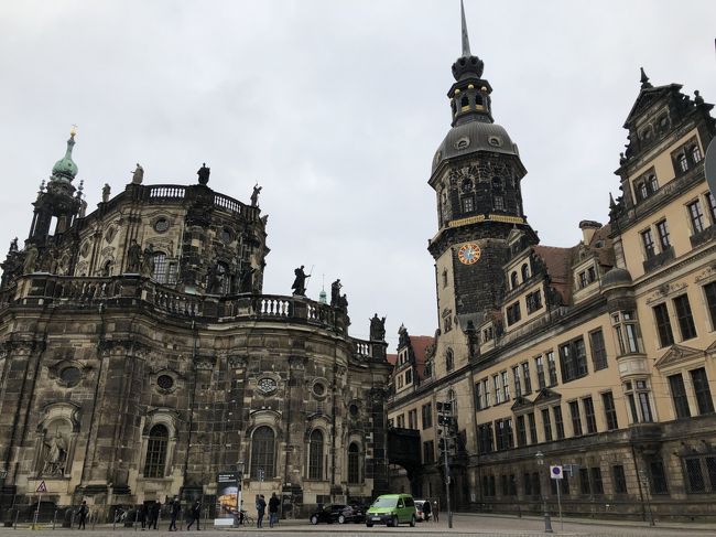 ベルリンから入る中欧巡り<br />旅程はベルリンードレスデンープラハーチェスキークルムロフ。ーテルチープラチスラバーブダペストの順番で周ります。<br />№3はドイツのドレスデン旧市街観光後とアルテ・マイスター絵画館を入場見学です。<br /> ドレスデンはドイツの東端、エルベ川沿いの平地に開けた街でチェコ共和国の国境の近くにあります。<br />第二次世界大戦終盤の1945年2月13日から15日にかけて<br />連合国軍によって4度におよぶ無差別爆撃で合計3900トンの爆弾が投下され街の85%が破壊されました。戦後は東ドイツに組み込まれていました。<br />