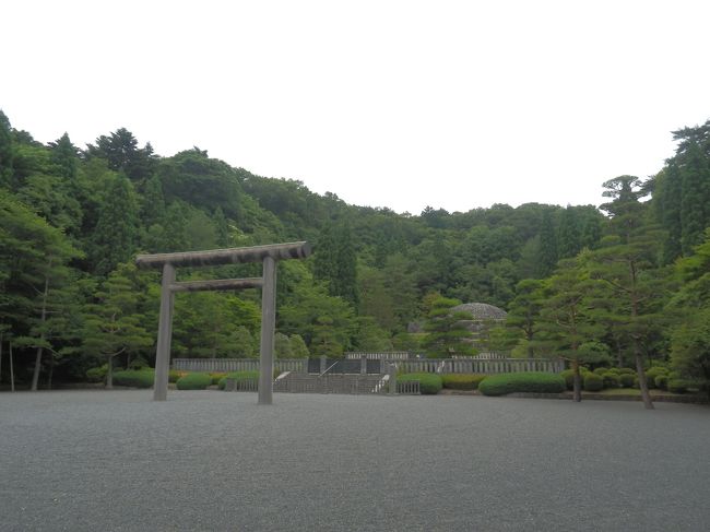 梅雨入りするもできるだけ土日は出掛けようとこの週末は泊りがけで川崎と東京西部を散策．<br />日曜日は八王子，日野，立川，国立，国分寺，府中と回る．<br />武蔵陵墓地，高幡不動尊，一橋大国立キャンパス，殿ヶ谷戸庭園，武蔵国分寺など．