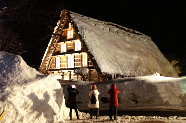 雪のない季節に白川郷を訪ねたことはありますが、ライトアップされた白川郷の雪景色を見たくて、旅行社の１泊２日のツアーに参加しました。