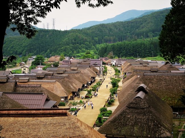 ご覧いただきありがとうございます。<br /><br />３日目前編は、茅葺き屋根の民家が建ち並ぶ宿場町「大内宿」を訪ねます。<br />今では茅葺き屋根は珍しく、大内宿の他に岐阜県白川郷や富山県五箇村の合掌造りなど限られた地域でしか見ることができなくなりました。<br /><br />私の母方の実家（長野県上田市）も45年ほど前まで茅葺き屋根で、囲炉裏・かまど・薪風呂・２階には蚕部屋がありました。<br /><br />私が小学生のときに茅葺き屋根に向けてロケット花火を数発打ち上げたら爺ちゃんにこっぴどく叱られ暗い土蔵に入れられたことがあります。あと…トイレは母屋から離れていて夜一人でて行くのが怖く母親に付き添ってもらいました。（笑）<br /><br />今日は、そんな幼い頃の思い出にタイムスリップができそうです。そして大内宿名物、ネギ一本で食べる「高遠そば（ねぎそば）」にチャレンジします。鉄分濃度は３％と低めですが、アルコール分・塩分・糖分は多めとなっています。（笑）<br /><br />ドラえもんのアイテム「タイムマシン」に乗って大内宿へ出発進行！<br /><br />※表紙…大内宿