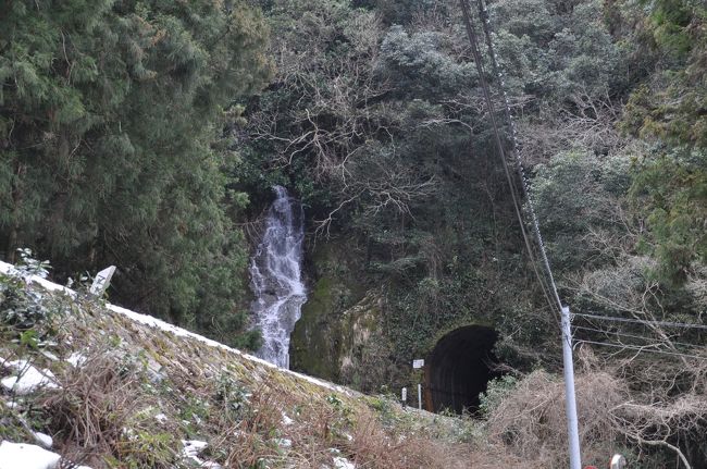 　2018年2月16日から18日にかけて、おとなびパスを使って鉄道旅行してきました。<br />　第一目的は、2018年3月限りで廃止される三江線の駅めぐりをすること、三次でレンタカーを借りました。<br />　残念ながら、三次-浜原は雪の影響等で運休となっていました（2018年2月24日全線復旧）が、今回は車で回る駅めぐりなので。(笑)<br />　浜原駅から、三江線の駅めぐりPt3です。