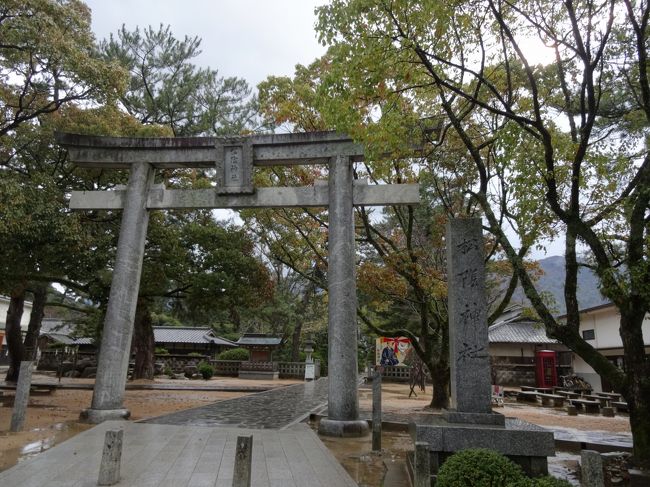 山口旅行2日目はあいにくの雨!<br /><br />雨の中予定を変更し、博物館に入館するなど中の行程が多い萩散策をすることにしました。<br /><br />まず行ったのは吉田松陰の墓地と生誕地。<br />生誕地と墓地が隣り合わせにあります。<br />そこは風光明媚で萩城下町と指月山が見渡せました。<br />毎日城下町と城を眺めながら何を思っていたのでしょう。<br /><br />松陰神社に車を停めて、まずは至誠館に入館。<br />松陰の一生がよくわかりました。<br /><br />松下村塾と吉田松陰幽囚旧宅を見学。<br />短い教育機関で人の考えを、日本の歴史を変えた松陰は<br />すごいですね。<br /><br />松陰神社では大吉を引きました!<br /><br />伊藤博文旧宅と東京から移築した新宅では<br />伊藤博文の歴史を学ぶことができました。<br /><br />萩しーまーとでお昼とお土産購入して午後の行程へ!!<br /><br />