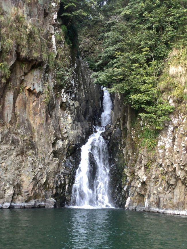 うそぬきの滝は龍門司坂から左に行くと川にぶつかるところまで行くともう見えています。父滝、母滝、子滝からなる親子滝とも呼ばれています。子滝は母滝に隠れています。滝周辺の岩は日本の国歌君が代に歌われているさざれ石がたくさんあります。滝の高さは13m、幅8mです<br /><br />車でここまで移動されるときは突き当りの手前に駐車スペースがあるので必ずここに止めてください。