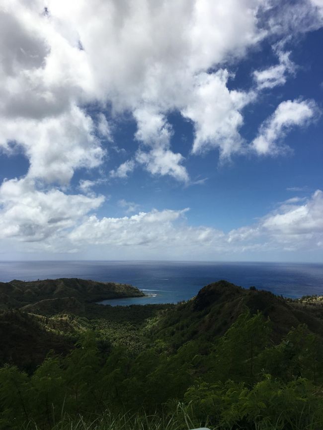 私と嫁はん以外は初の海外旅行で、もうかれこれ1年以上前から計画してきて、やっとグアムに行ってきました。<br /><br />子供といっても二人共大学生で、一番お金のかかる時期なうえに、稼ぐことはできんくせに、しっかり食べるし費用も大人なんで大変です。<br /><br />ホテルはホリディリゾート＆スパのコネクティングルーム希望、飛行機はユナイテッド航空の夜発、現地夕方発。<br /><br />家族で楽しむつもりで行ったけど、まさかの関空で子供らは嘔吐下痢を発生！<br /><br />でも強制的に飛行機に搭乗、離陸。<br /><br />子供らは地獄のフライトだったけど、結果は行って良かった。<br /><br />帰国日は夕方発にしたのが大正解！たっぷり遊べました。<br /><br />航空券はユナイテッドに直接予約、ホテルはブッキングコムで予約。<br /><br />飛行機　ユナイテッド航空　往路　午後20時45分関空発　復路　午後16時45分発<br /><br />ホテル　ホリディリゾート＆スパ<br /><br />レンタカー　スマイルレンタカー<br /><br />予算　一人90000円<br /><br /><br /><br />　　　　　　　　　　　　　<br /><br /><br />