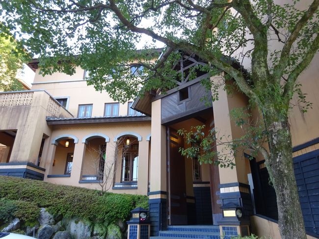 ちょっと、ぶらっと、嬉野温泉に行ってきました。<br /><br />お宿は「ハミルトン宇礼志野」。<br />すでに何度も利用したことがあり、こちらにも何回か宿泊記を書いています。<br /><br />全38室のこじんまりとした洋風のお宿で、利用客は個人のカップルが中心ですので、静かに過ごすことができます。<br /><br />泉質の良いヌルヌルの温泉に加え、夕食のイタリアンもなかなか。<br />サービスは素朴ですが、ていねいで好感が持てます。<br />ちょっと、ぶらっと出かけるには、ぴったりのお宿です。<br /><br />帰りは佐賀市経由で、「佐賀城下ひなまつり」に寄りました。<br /><br /><br />