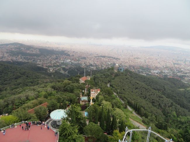 ティビダボの遊園地へ行きました。<br />とっても寒かったです..少し雨も降っていて。<br />このG.W.のバルセロナはとても寒かったんです。<br />ですので、こちらの遊園地でもずっと温かいものばかり飲んでいました。<br /><br />こちらの遊園地、日本でいえば生駒山上遊園地みたいな感じです。<br />私たちが行った時には、有名な赤い飛行機の乗り物が修理中で乗れなかったのですが、いろいろな乗り物があり上の方からバルセロナを見下ろすことができます。<br />遊園地の後ろ側には大きな教会もあります。<br />この教会、びっくりするほど大きいです。<br />どうやって作ったんだろうと思いました。<br /><br />ランチはレストランがあるのでそちらで食べたのですが、12時前に行ったときにはガラガラだったのに、13時頃には大変混んでいて待っている人も多かったです。<br />味はおいしかったです。値段を考えると十分な味です。<br />あと、遊園地の中にチョコレートチュロスのお店があったのですが(テイクアウト専門)寒い日だったので、温かくておいしかったです。でも、チョコレートのチュロスってチョコレートが余るのでなんかもったいないんですよね←貧乏性<br />一口飲んでみたら、飲むようなものではありませんでした。<br /><br />行き方はカタルーニャ広場からバスが出ているので、それで行くことをオススメします。<br />日本人も中国人も全くいませんでした。<br />ある意味、外国を味わうにはいい場所です。