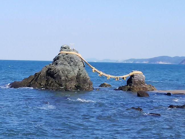 母を伴って伊勢を巡った旅の一日目。<br />一ノ関から東北、東海道新幹線、快速「みえ」を乗り継いで二見浦（ふたみのうら）駅へ。<br />二見興玉神社、夫婦岩、境内の龍宮社をを詣で、列車で宿泊地の伊勢市駅へ戻り、居酒屋「向井酒の店」で地元の美味を堪能しました。<br />