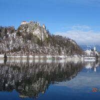 雪の  ブレッド湖。 ボーヒン湖畔 スロベニア  のフォーゲルスキー場