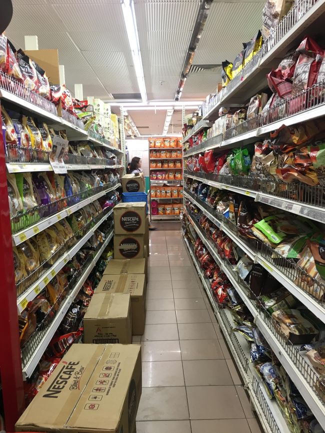 2018年2月訪問時のムスタファセンター。ここの食品売場が好き過ぎる。無駄に撮りまくった写真を日本で恋しくなったとき用にまとめただけの自己満アルバム。<br /><br />表紙写真:美しい陳列棚ではなく、あえてムスタファっぽい一枚。所構わず置かれている在庫品。毎回思うのは「棚卸し大変そう」「地震起きたら大惨事」。<br /><br />