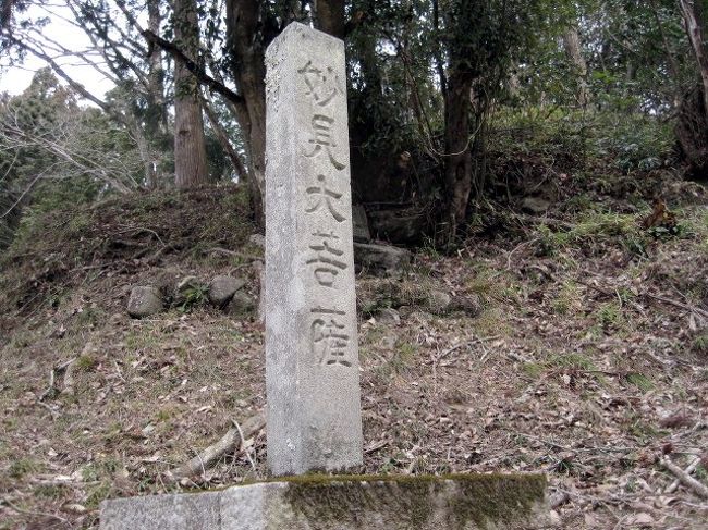 初瀬路古道の中で最大の難関とされる「青山峠」に向かう前に、昔の歩く旅人にとっての難関の一つだった失われた「七見峠」を探索＋発見しました。<br />午前中のかなりな時間と体力を費やしたのですが、気分は爽快です。<br /><br />青山峠目指して「青山羽根」、「阿保（あお）宿」、「伊勢路宿」という初瀬路古道をサイクリング。<br /><br />＊各地については下記旅行記参照ください。<br />初瀬路古道７：　青山羽根⇒阿保（あお）宿→https://4travel.jp/travelogue/11323935<br />初瀬路古道８：　阿保（あお）宿⇒大村神社→https://4travel.jp/travelogue/11324245<br />初瀬路古道９　サイクリング：　大村神社⇒伊勢地の宿→https://4travel.jp/travelogue/11327504<br /><br />先を急ぎます。