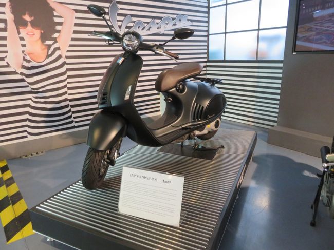 ポンテデーラにあるピアッジオ博物館に行きます。世界的に有名なスクーター「ヴェスパ」のメーカー、ピアッジオ社が運営する博物館です。フィレンツェやシエナからアクセスが良く、駅近くでオススメです。