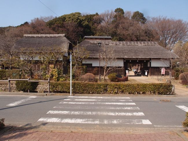 2018年２月24日（土）、獅子ヶ谷の横浜市農村生活館みその公園「横溝屋敷」（横浜市鶴見区獅子ヶ谷３-10-２）に行ってきました。本公園は、旧獅子ヶ谷村の豪農で名主を代々務めた横溝家の旧居が横浜市に寄贈されて、修復復元されて、同時に寄贈された往事の農村生活資料を展示するとともに、旧居を公開しています。なお、横浜市農村生活館みその公園「横溝屋敷」のURLはhttp://qq2h4dy9n.wixsite.com/yokomizoyashikiです。最寄りバス停等はこれをご覧ください。休日とありそれなりの人出でした。<br />表紙写真は、右が表門（寄棟茅葺平屋建・66㎡）と左が穀蔵（置屋根両妻兜造茅葺二階建・66㎡）です。