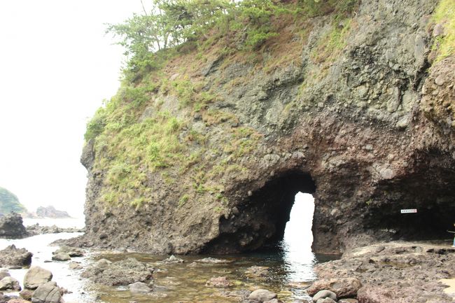 さて、その後巌門に行ってみました。<br />自然の洞窟なのですが、千畳敷など水際も散歩でき、寄り道して良かったです。<br /><br />その後は千枚田に寄ってみたり、金沢でアカペラを広場で休みがてら聴いたと以前書きましたが、その時に金沢大のグループのMCで「能登の北のほうに見附島というところがあります。ここは無人島で上陸もできませんが、一度ぜひ行ってみてください」といっていたので、素直に従う私たち・・・・ <br />なかなか独特の無人島・・・<br />面白かったです。<br />