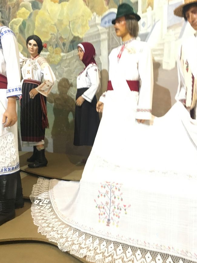 2017年8月3日～26日<br />ポーランド・スロバキア・ウクライナ・ベラルーシ(・沿ドニエストル共和国)・モルドバ・ルーマニアの7ヶ国を3週間でぐるりと回ってきました。<br />目的は3つ、チェルノブイリ・沿ドニ探訪・東欧各地のフォークロアおよび少数民族文化に触れること。<br />ダイジェスト版はこちら<br />https://4travel.jp/travelogue/11276078<br /><br />★<br />8月14日<br />文字通り嵐の沿ドニエストル共和国探訪も無事終わり、何事もなく沿ドニを通過してモルドバの首都キシナウへ。<br />モルドバと聞いて一体どれくらいの人がこの国についてのことを知っているのか…。そもそも国名を知る人も少ないのではないか…というくらい、アルバニアと双璧をなすヨーロッパの秘境だと個人的には思ってます。<br />https://ja.m.wikipedia.org/wiki/モルドバ<br /><br />オスマン帝国とルーマニア、そしてロシアとの間で帰属が常に揺れ動いていたこのモルダヴィア地方は、同時に民俗文化の宝庫でもありました。<br />豊かな手仕事と文化様式や民族衣装など、博物館でも市井の市場でも見て取れることができるのだった。<br />何もない秘境との先入観から駆け足での訪問予定にしてしまいましたが、もっとじっくり滞在して色々な地方を回ってみたかったです。<br />フォークロア好きには穴場的おすすめ。そんな秘境なモルドバです。
