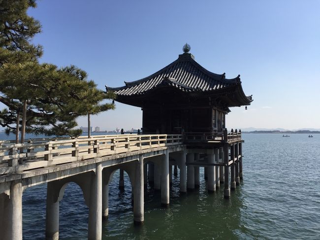 暦は、2月ですが、今日は暖かい陽気に誘われて何処かに行きたくなり、ドライブに。<br />いつも琵琶湖大橋から見る浮御堂に行ってみよう、そこまで行くなら、日吉大社、近江神宮、三井寺も巡ってみようと思い立ちプチ旅行となりました。