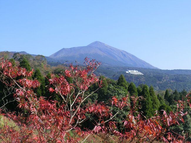 戦争の爪跡が残る無人駅を見学後、高千穂峰を望む。<br />薩摩料理、温泉、戦争の歴史と平和の尊さを学んだ3泊4日の旅。