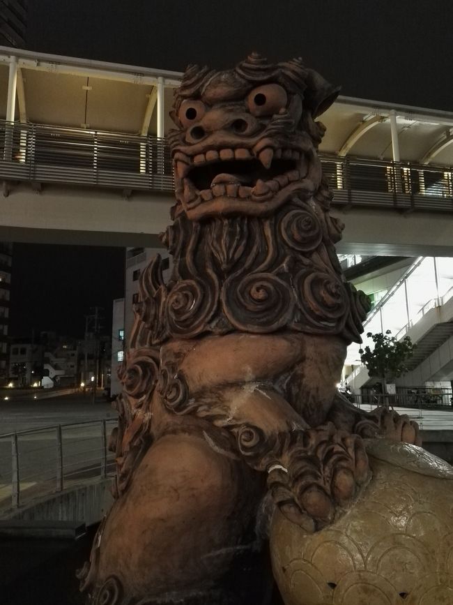 あたしのキャマ友から……<br /><br />「1月の下旬に土日絡めて冬休み取るんでどっか行きましょう🎵」<br /><br />って素敵なお知らせ💝<br /><br /><br /><br /><br />ただし……<br /><br />「北海道はやめて❗去年の二の舞は嫌だからぁ……😭」<br /><br />……そうよね……😅<br /><br />去年キャマ友と札幌&小樽へ旅して……大雪のため帰りの飛行機が飛ばなくて……あたしなんか2日間足留め喰らったほろ苦い思い出……😅<br />https://4travel.jp/travelogue/11246804<br /><br /><br /><br /><br />ってことで、今回は近場で大雪の心配のないところにしましたぁ🎵<br /><br /><br /><br /><br /><br /><br />その場所は……沖縄✨<br /><br /><br /><br /><br />インドやタイに比べたら近場でしょ🎵<br /><br /><br /><br /><br /><br />んで直前になって、あたしの相方もお休みが取れることになって仲良く3人で沖縄に行くことになりましたぁ😁<br /><br /><br /><br /><br />今回はその模様をチマチマ綴りたいと思いますぅ🎵<br /><br /><br /><br /><br /><br />1/27 羽田➡那覇 国際通り泊<br />1/28 首里城&万座毛 北部泊<br />1/29 美ら海水族館&カフェ 国際通り泊<br />1/30 那覇➡成田<br /><br /><br /><br /><br /><br />①「冬の那覇はさすがに寒い…寒風吹くウミカジテラスと大満足の栄町市場」⬅こちらですぅ🎵<br /><br /><br /><br />