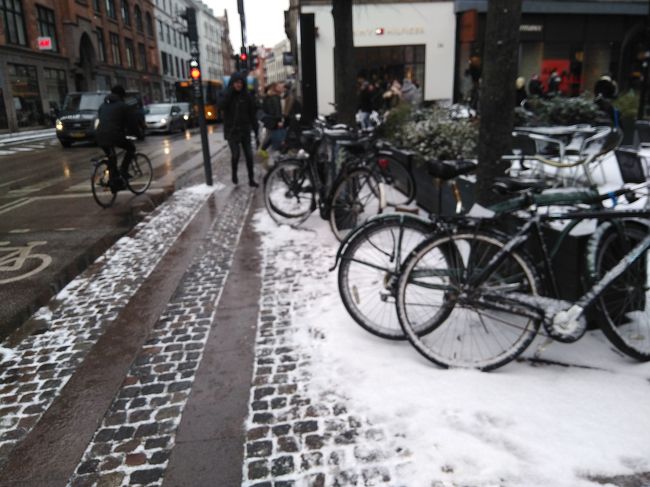 いきなり飛行機の相次ぐ遅延と欠航に見舞われましたが、やっとこさデンマークにたどり着けました。<br /><br />首都コペンハーゲン、雪がちらついて、綺麗な街げしきが広がってます。