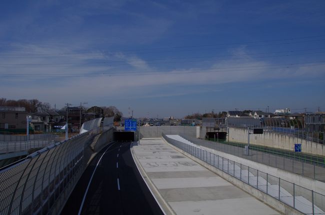 3月3日(土)は、江戸川の市川市側を散策しました。良い天気でした。<br />江戸川沿いの国府台城址の里美公園は見所がいろいろ有って、良かった。古代の石棺が有ります。<br />だけど、辺りは住宅地で、しばらく、見所は乏しかった。<br />北総線の北国分駅近くに中華料理店が有って、お昼の青島ビールが良かった。<br />いわゆる「東京外かく環状道路」が工事中でした。<br />ここから江戸川が遠かったけど、「野菊の墓」の舞台である矢切を歩いて、再び江戸川沿いへ来ました。天気の良い土手上は良い気持ちでした。<br />松戸の銭湯の宮前湯に浸かりました。一時的に銭湯の浴室に私1人という贅沢なときを味わいました。