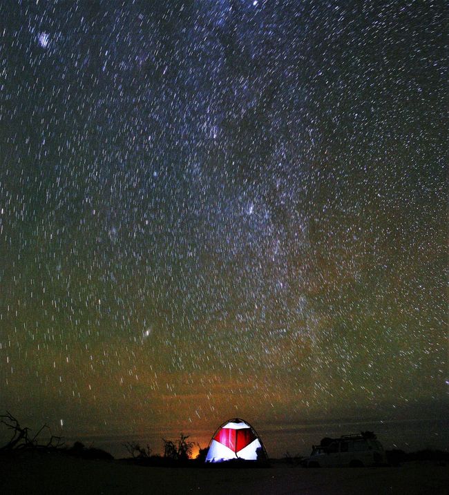 タッシリホガー4泊5日のキャンプ旅の後半。<br /><br />タッシリホガー、最後の夜。不時着したUFOに見えなくもない、派手なテント。正しく、アフリカの大地の鼓動を感じながら、星に抱かれて寝る・・・至福だ~!