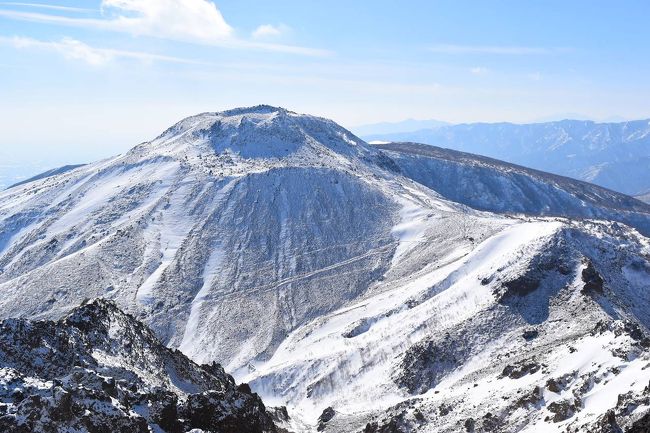 冬の那須岳に登ってきました。<br /><br />登山口となる大丸温泉まで那須塩原駅から路線バスが出ているので、公共交通利用でも登ることが可能です。<br /><br />強風で有名な山ですが、この日は奇跡的に風が弱くて、青空の下で那須の雪景色を堪能することができました。<br /><br />▼ブログ<br />http://bluesky.rash.jp/blog/hiking/nasudake5.html