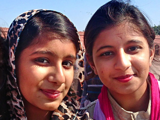 後半はパキスタン編。<br />古都ラホール観光と、パキスタン側からのセレモニー観賞です♪<br /><br />お昼前にワガ国境を越えたら、世界遺産のシャーラマール庭園、ラホールフォート、モスクを見学。そして夕方、再び国境に戻ってフラッグセレモニーの強行軍!<br />パキスタンはどこへ行っても「写真一緒に!」の嵐で、芸能人気分が味わえました(^^)<br /><br />帰路はバンコクで解散後、おまけの台北も満喫して超充実の三日間でした!<br /><br />☆2018/2/24 羽田→バンコク→デリー→アムリトサル<br />★2018/2/25 アムリトサル→ラホール→<br />★2018/2/26 →バンコク→台北→羽田<br /><br />☆旅仲間☆<br />あっぷるさん<br />http://4travel.jp/traveler/apple3<br /><br />ayaさん<br />http://4travel.jp/traveler/himawari0625