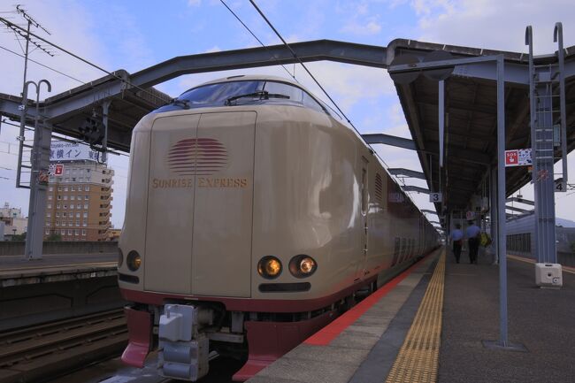 「北斗星」「トワイライトエクスプレス」が引退し、国内で唯一残る寝台列車サンライズエクスプレス。なかなか乗る機会がなかったので、2018年3月に廃線となる三江線とセットでサンライズ出雲に乗車しようと計画しました。<br />サンライズエクスプレスは1998年に登場し、東京に住んでいた時はいつでも乗れると思っていたところ、下関に転居し乗車する機会が失っていました。　　　　　　　　　　　　　　　　　　　　　　　　　　　　　　　　その間、下関→東京・東京→広島までサンライズゆめ号が臨時で運行していましたが、いつの間にか上りも広島→東京となり2008年を最後にサンライズゆめ号も運行されなくなってしまいました。<br />サンライズエクスプレスがあと何年運行されるかわかりませんが、できるだけ寝台列車の思い出を作ろう乗車する事ができました。<br />三江線は2018年3月31日をもって廃線となるので、廃線まじかで混雑する前に乗車しようと思っていましたが、廃線まで１年半近くあるにもかかわらず凄い人気ぶりでした。<br />前半は寝台特急サンライズ出雲号乗車と出雲大社に到着までです。<br /><br />2016年10月8日（土）<br />福岡16時00分発　JL320便　羽田17時40分着<br />東京駅22時00分発　サンライズ出雲　車内泊<br />10月9日(日）<br />サンライズ出雲　 出雲市駅10時00分着<br />一畑出雲市駅　一畑電車　一畑出雲大社駅<br />出雲大社　路線バス　出雲市駅<br />出雲市駅14時01分発　3455D 快速アクアライナー　江津駅15時14分着<br />江津駅15時17分発　（三江線）429D　三次駅18時47分着<br />三次駅18時57分発　（芸備線）1879D　広島駅20時49分着<br />広島駅21時09分発　のぞみ53号　小倉駅21時55分着               　　　　　<br />小倉駅22時09分発　5240M 下関駅22時23分着<br /><br />写真は出雲市駅に到着した特別急行「サンライズ出雲」
