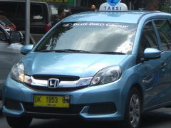 バリ島の移動で、ブルーバドタクシーを利用しました。