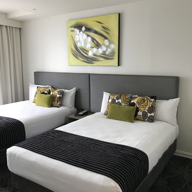 読売旅行 感動大陸!オーストラリア6日間<br /><br />ウォーターマークWatermark Hotel & Spa Gold Coast<br /><br /><br />遠くに海側の部屋だったが、目の前に大きなビルがあるのでカーテンは開けられない<br />客は日本人と中国人だらけ<br /><br />アメニティはシャンプー、コンディショナー、ボディーソープ、石鹸、ボディーローション、シャワーキャップ<br />アイロン、ポット、ボックスティッシュあり<br />ドライヤーは風力調整ボタン押しても変わらず微風・・・<br />オーストラリアは水道水が飲めるときいていたが、臭くて絶対に飲む気おきない<br /><br />エレベーターはカードキー差し込まないとダメだが、自分の階以外もボタン押せてしまって意味がない<br />部屋の照明はいちいちその場所に行ってスイッチをそれぞれ押さないといけないのでめんどくさい<br />電源はたくさんあるが、ベッド付近にはなくて不便<br /><br />Wi-Fiが有料・・・<br />1時間2ドル、24時間5ドル、3日10ドル、5日15ドル・・・<br />ビジネスセンターのPCは無料らしい<br /><br />ルームサービスは20ドル以下は5ドルの手数料<br />コインランドリー(洗濯機5ドル、乾燥機5ドル、洗剤2ドル)あり<br />シーツ交換は3日に1回らしい・・・<br /><br />プールとジムは6~22時<br />マシーンのメンテナンスはイマイチできしむ
