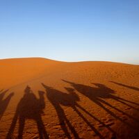 地平線に広がる真っ赤な砂漠　サハラ砂漠