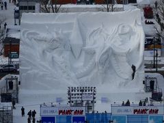 2018.2札幌出張・雪まつり前日3-さっぽろテレビ塔から雪まつり大通会場の準備を見る，未完成なすすきのの氷の彫刻