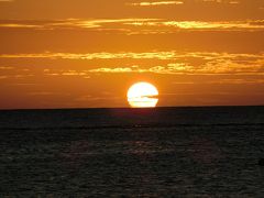 ハワイの休日・長いようで短かった２３日間　ワイキキ周辺で見た・水平線＆雲に沈む１月の夕日。（2018）
