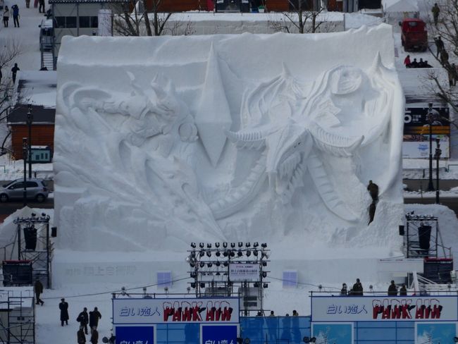 2018.2札幌出張・雪まつり前日3-さっぽろテレビ塔から雪まつり大通会場の準備を見る，未完成なすすきのの氷の彫刻