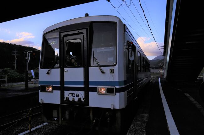 「北斗星」「トワイライトエクスプレス」が引退し、国内で唯一残る寝台列車サンライズエクスプレス。なかなか乗る機会がなかったので、2018年3月に廃線となる三江線とセットでサンライズ出雲に乗車しようと計画しました。<br />サンライズエクスプレスは1998年に登場し、東京に住んでいた時はいつでも乗れると思っていたところ、下関に転居し乗車する機会が失っていました。　　　　　　　　　　　　　　　　　　　　　　　　　　　　　　　　その間、下関→東京・東京→広島までサンライズゆめ号が臨時で運行していましたが、いつの間にか上りも広島→東京となり2008年を最後にサンライズゆめ号も運行されなくなってしまいました。<br />サンライズエクスプレスがあと何年運行されるかわかりませんが、できるだけ寝台列車の思い出を作ろう乗車する事ができました。<br />三江線は2018年3月31日をもって廃線となるので、廃線まじかで混雑する前に乗車しようと思っていましたが、廃線まで１年半近くあるにもかかわらず凄い人気ぶりでした。<br />後半は出雲大社参拝と三江線に乗車します。<br /><br />2016年10月8日（土）<br />福岡16時00分発　JL320便　羽田17時40分着<br />東京駅22時00分発　サンライズ出雲　車内泊<br />10月9日(日）<br />サンライズ出雲　 出雲市駅10時00分着<br />一畑出雲市駅　一畑電車　一畑出雲大社駅<br />出雲大社　路線バス　出雲市駅<br />出雲市駅14時01分発　3455D 快速アクアライナー　江津駅15時14分着<br />江津駅15時17分発　（三江線）429D　三次駅18時47分着<br />三次駅18時57分発　（芸備線）1879D　広島駅20時49分着<br />広島駅21時09分発　のぞみ53号　小倉駅21時55分着               　　　　　<br />小倉駅22時09分発　5240M 下関駅22時23分着<br /><br />写真は浜原駅に停車するキハ120系429D列車