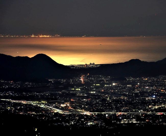 夜中に目が覚めたので、近所の箱根玄岳へ愛犬と星を見に行った。海が明るいのは月光。