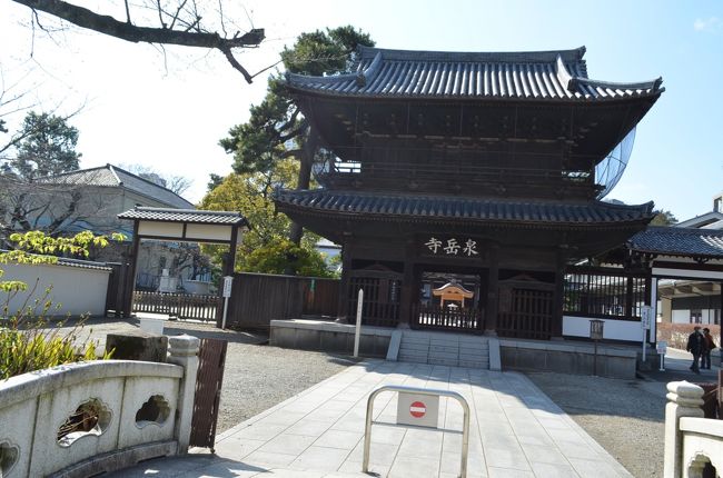 妙な取り合わせですが、泉岳寺で京急に乗り換える機会を利用して赤穂義士のお墓にお参りしてきました。白金高輪から泉岳寺まで歩くのは毎度のことですが、泉岳寺は横目で通り過ぎていました。今回、お参りしたのが初めてです。門を入ったお土産物屋さんに赤穂名物しほ味饅頭を置いてあったのが、播州人としては妙に嬉しかったです。境内は、思っていたよりも広かったです。義士のお墓には、平日でもお参りの人が絶えません。