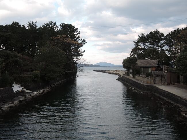 　今回参加したツアーは、トラピックスの【世界遺産】萩・津和野・安芸の宮島・角島・元乃隅稲荷神社・青海島遊覧　3日間です。<br />　このツアーを選んだ理由は、駆け足だとしても、今回の旅のテーマとしたの以下の3点を満足させてくれることでした。<br />1　私は、吉田松陰の素っ頓狂で矛盾だらけの行動を起こした原因を現地で見て考える<br />・浦賀に停泊中の黒船に乗り込んでアメリカへ連れて行けと迫った<br />・老中殺害用の武器を貸せと長州藩主に迫る頓珍漢さ<br />・小伝馬町の吟味で、聞かれてもいない老中殺害計画を自白して斬首される<br />2　連れは、独身時代に周遊した萩、津和野、秋芳洞、宮島の再訪<br />3　養殖でも良いから、トラフグのコースを冬に食べたいという2人の希望　旅程は次の写真で示します。