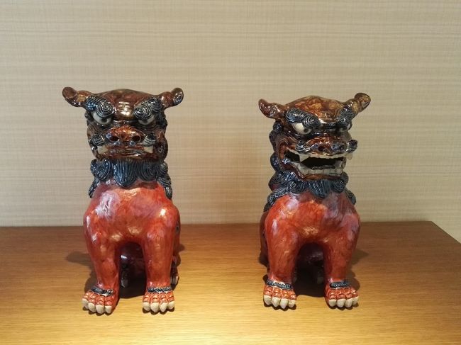 あたしのキャマ友から……<br /><br />「1月の下旬に土日絡めて冬休み取るんでどっか行きましょう🎵」<br /><br />って素敵なお知らせ💝<br /><br /><br /><br /><br />ただし……<br /><br />「北海道はやめて❗去年の二の舞は嫌だからぁ……😭」<br /><br />……そうよね……😅<br /><br />去年キャマ友と札幌&小樽へ旅して……大雪のため帰りの飛行機が飛ばなくて……あたしなんか2日間足留め喰らったほろ苦い思い出……😅<br />https://4travel.jp/travelogue/11246804<br /><br /><br /><br /><br />ってことで、今回は近場で大雪の心配のないところにしましたぁ🎵<br /><br /><br /><br /><br /><br /><br />その場所は……沖縄✨<br /><br /><br /><br /><br />インドやタイに比べたら近場でしょ🎵<br /><br /><br /><br /><br /><br />んで直前になって、あたしの相方もお休みが取れることになって仲良く3人で沖縄に行くことになりましたぁ😁<br /><br /><br /><br /><br />今回はその模様をチマチマ綴りたいと思いますぅ🎵<br /><br /><br /><br /><br /><br />1/27 羽田➡那覇 国際通り泊<br />1/28 首里城&万座毛 北部泊<br />1/29 美ら海水族館&カフェ 国際通り泊<br />1/30 那覇➡成田<br /><br /><br /><br /><br /><br />①「冬の那覇はさすがに寒い…寒風吹くウミカジテラスと大満足の栄町市場」<br />https://4travel.jp/travelogue/11335093<br /><br />②「大満足の朝食の後、首里城&万座毛をさらっと観光…沖縄そばに舌鼓♪」⬅こちらですぅ🎵<br /><br /><br />