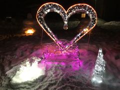 ライトアップされたかまくらがたくさん　かまくら祭り　雪の中の湯西川温泉