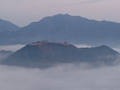 2018年3月 蟹を食べに夜行バスで出かけた三日間の夫婦旅☆後編☆香住から城崎温泉、竹田へ。早朝の立雲峡から雲海に浮かぶ竹田城跡を望む☆二泊目の宿は、明治の古民家宿・竹田町屋寺子屋はな亭