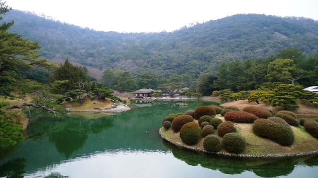 恒例のお得プランを使って、初四国上陸。<br />交通網がそれほど移動に便利ではないので、ツアーについていたレンタカーで移動しました。<br />レンタカー様様!<br />便利だった~ (^◇^)<br />愛媛はみかん王国なのでスーパーでめぼしいものがないか物色。<br />美味しいみかんを発見しましたよ!天草だったかな?ネーブルみたいでした。<br />高松のうどん県にも寄れて、うどん文化の発達を目にし。<br />地方色でててイイネ!