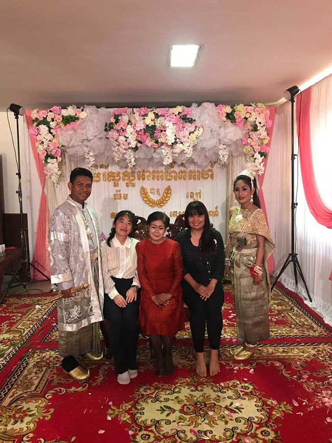 お客さんと料理教室の生徒さんで行く「グルメツアーを開催」今回は、一昨年訪問したアンコールワットに別のお客さんと行くことに、今回はガイドさんの結婚式に立ち会う「先発隊」と1日遅れの「後発隊」に分かれてのツアーです。<br /><br />二回目は、「先発隊」が、カンボジア人の結婚式に参列しました。カンボジア人ガイドの結婚式参加が今回のツアーの序盤のメイン目的。遺跡で大きくなった町「シェムリアップ」で生きる現代カンボジア人の結婚式とは？
