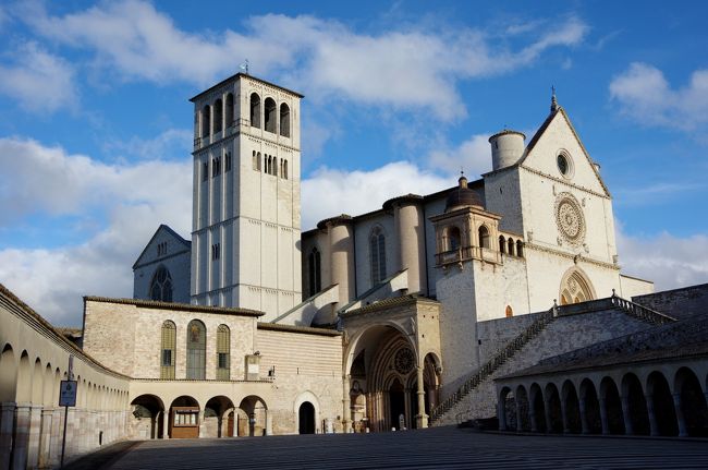 この旅行記は２年前の旅行記になります。<br />2015年4月、ローマ教皇はこの聖年をいつくしみを証しするカトリック教会の使命を強調するための年とし、「誰も神のいつくしみから排除されることはないのです」と呼びかけ、2015年12月8日～2016年11月20日まで「いつくしみの特別聖年」を宣言しました。<br />この期間は普段25年に1度しか開かない、バチカン・サンピエトロ大聖堂の「聖なる扉」が開くため、カトリック巡礼＆「聖なる扉」見学をしに、バチカンとイタリアへ巡礼旅行へ行ってきました！！<br />「いつくしみの特別聖年」に関して、詳細は以下のURLを参照してください。<br />https://www.cbcj.catholic.jp/catholic/holyyear/jubileemercy/<br /><br />以下行程<br />3/8：成田→(アリタリア航空)→ローマ(Roma)<br />3/9：バチカン見学→ローマ市内散策<br />3/10:ローマ→アッシジ(Assisi)<br />3/11:アッシジ散策→ローマ<br />3/12:バチカン(ローマ教皇謁見日)→バチカン博物館＆システィーナ礼拝堂<br />3/13:日帰りナポリ散策<br />3/14:ローマ市内散策→ローマ→(アリタリア航空)→成田(翌15日着)<br />※アリタリア航空は2017年5月に経営破たんしたため、成田⇔ローマ便は現在と異なる場合があります。<br /><br />この旅行記では3/10～11までのアッシジの旅行記になります。<br />カトリック巡礼で行くため、親の希望もあってイタリア中部のアッシジ(アシジ、Assisi)へ。アッシジは2000年に「アッシジ、フランチェスコ聖堂と関連修道施設群」として世界遺産に登録されました。<br />日本を発つ前、我々が日本発つ1週間前にこちらに来たカトリック神父様とお会いし、こちらで再び合流。アッシジの大聖堂を案内してもらいました。<br />翌11日は神父様のお知り合いの日本人の現地シスターとお会いし、タクシーを貸し切ってもらいドライブでアッシジの街を回りました。