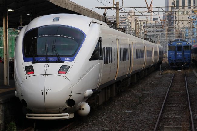 長崎から鉄道の旅。特急かもめのグリーン車を楽しみ鳥栖へ、そこから普通列車を乗り継いで筑豊地域を東へ。<br />筑豊線のローカル区間原田線、後藤寺線、平成筑豊鉄道に乗車する。<br />乗換時間などを利用して飯塚、後藤寺、伊田などかつて繁栄した街を訪ねる。この旅行記では、長崎駅から飯塚駅まで、鉄道のみの内容です。<br />