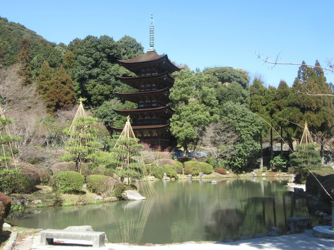 ツアー二日目は山口県北部、日本海の絶景元乃隅稲成神社・角島大橋を観光後、山口市に移動して瑠璃光寺と香山公園内を散策。毛利家墓所、枕流亭を見学して幕末の歴史に触れる。<br />昼飯後関門トンネルを通って今日の宿泊地北九州市に向かう。途中門司港レトロ観光に立ち寄る。<br />昨日は雨風が強く最悪のコンディションになってしまいましたが、今日は雨も止んで午前中は強風が残っていましたが午後からは風も止み晴れて暖かくなり絶好の行楽日に恵まれました。