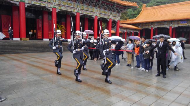 『台北市内観光(忠烈祠、サニーヒルズ本店、国父紀念館、火鍋)』<br /><br />朝6時台にはホテルを出て、善導寺駅直近の行列ができる朝ごはんで有名な店を目指しました。<br />MRT(台北地下鉄)車内は、朝のせいもあるけれどガラガラで駅から店までも人がいません。<br />生憎その店は休みでした。ガイドブックにも不定休とあるし…？<br />なんと2/28の台湾、二二八和平記念日で国民の休日だったのです。それで休みなんだと勝手に納得(苦笑)。<br /><br />当初の予定は変わったけれど、MRTとタクシー乗り継いで忠烈祠まで行き、衛兵(儀仗隊)の交代を間近で見れましたが、このころから雨が降りだしました。<br />石畳に残る赤い靴痕は、毎日1時間毎に交代式をするため、靴底の鉄が石畳に染み込むのです。<br /><br />松山機場駅から約20分歩き、サニーヒルズ本店でパイナップルケーキの試食&amp;お土産買い、小籠包ランチ、一旦ホテルに戻って手荷物を下ろしました。<br /><br />午後は強く降る雨の中、国父記念館で午前に同じく儀仗隊交代式を見て、台北101の地下でショッピング。<br /><br />夜は中山駅近くにあるビール、ワインハーゲンダッツ飲み食い放題で当然の肉と野菜、魚介類もお代わり放題の火鍋屋で夫婦でおいらの誕生日のお祝いをしました。<br /><br />本日約22,000歩でした。<br />2日で約39,000歩です。 