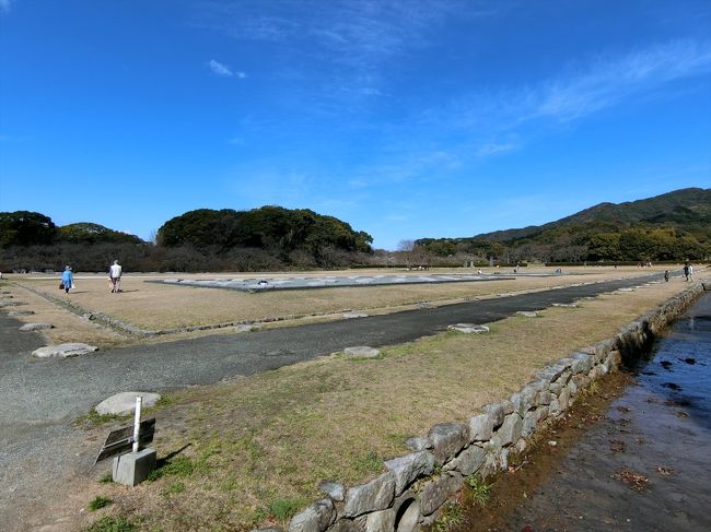 水城跡と大宰府政庁跡へ。<br />表紙写真は大宰府政庁跡。